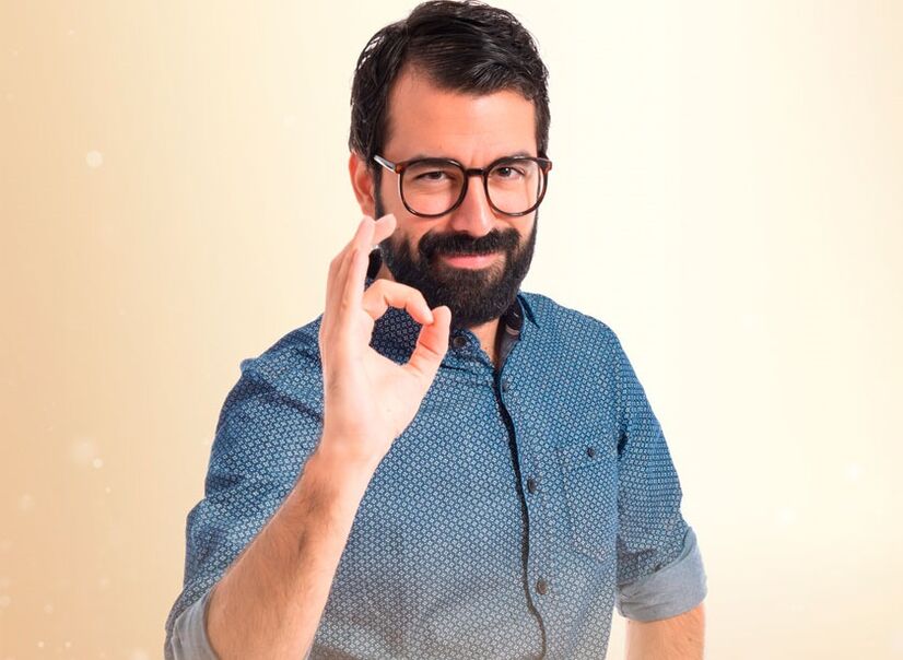 Mann ass zefridden mat der Penisvergréisserung mat Soda