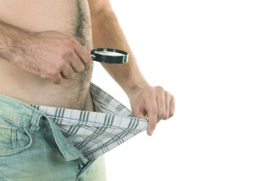 E Mann kuckt op säi Penis, wëll seng Gréisst erhéijen